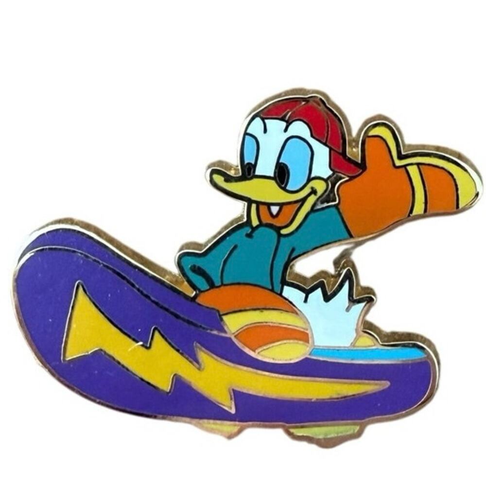 DLRP DISNEYLAND PARIS DONALD SNOWBOARDING  CAST MEMBER LANYARD GWP/REFRESHER PIN